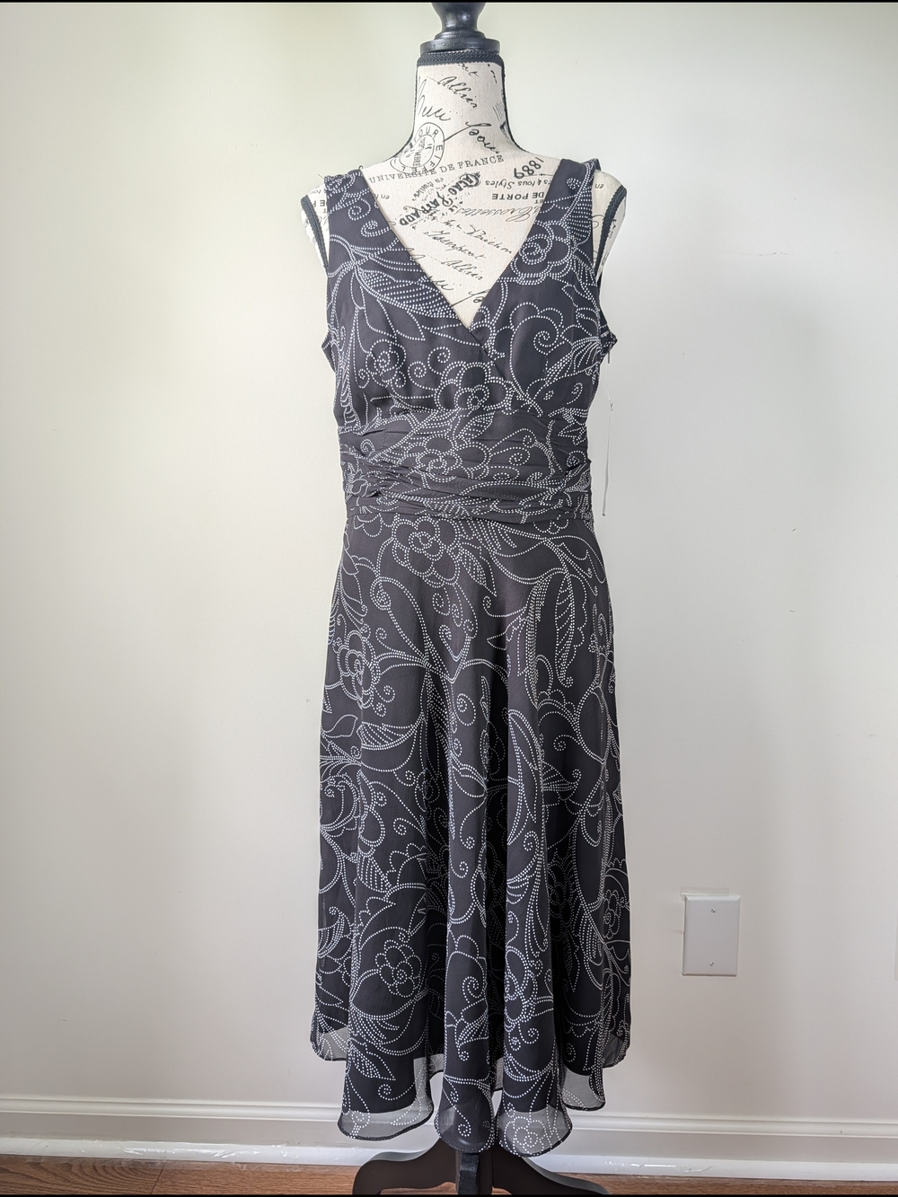 Maggy London 100% Silk Dress 10 Black White Floral Midi Vintage Lined Side Zip